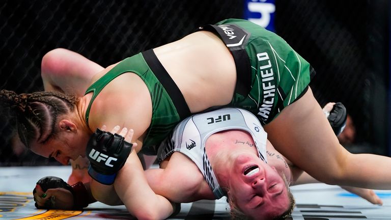 Molly McCann de Inglaterra, a la derecha, intenta romper el control de Erin Blanchfield, a la izquierda, durante la primera ronda de una pelea de peso mosca femenino en el UFC 281