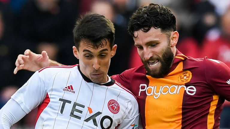 MOTHERWELL, SCOTLAND - OCTOBER 22: Aberdeens Bojan Miovski (L) and Motherwells Ricki Lamie during a cinch Premiership match between Motherwell and Aberdeen at Fir Park, on October 22, 2022, in Motherwell, Scotland. (Photo by Craig Foy / SNS Group)