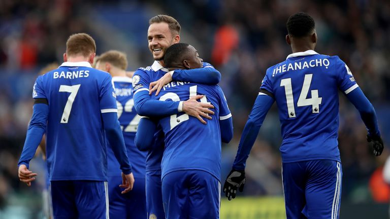 Nampalys Mendy de Leicester City (segundo a la derecha) es felicitado por sus compañeros de equipo