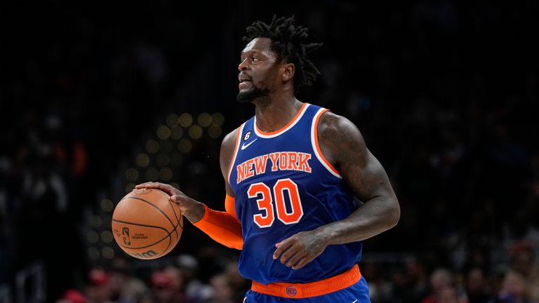New York Knicks forward Julius Randle drives the ball.