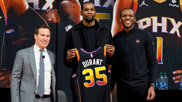 El alero de los Phoenix Suns, Kevin Durant, en el centro, sostiene su camiseta después de ser presentado como jugador de los Phoenix Suns.