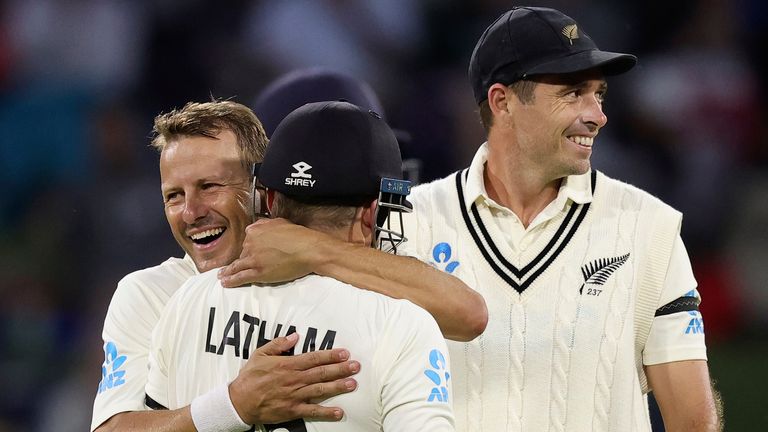 El cerrador neozelandés Neil Wagner jugando a los bolos contra Inglaterra en Mount Maunganui (Associated Press)