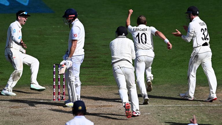 New Zealand&#39;s Neil Wagner, second right, celebrates with team-mates the wicket of England&#39;s James Anderson, second left, for their one-run win