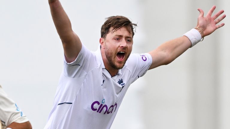 Ollie Robinson de Inglaterra apela sin éxito por un bajo peso al nacer de Tim Southee en el tercer día de la segunda prueba de cricket entre Inglaterra y Nueva Zelanda en la Basin Reserve en Wellington, Nueva Zelanda, el domingo 2 de febrero de 2019.  26 de enero de 2023. (Andrew Cornaga/Photosport vía AP)