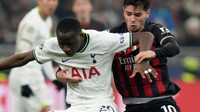 Pape Sarr del Tottenham en acción para los Spurs contra el AC Milan