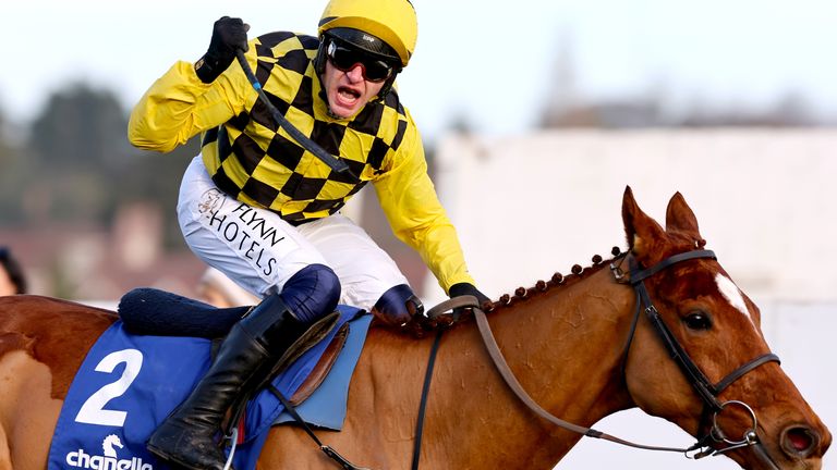 Paul Townend celebró ganar el Irish Champion Hurdle en State Man 