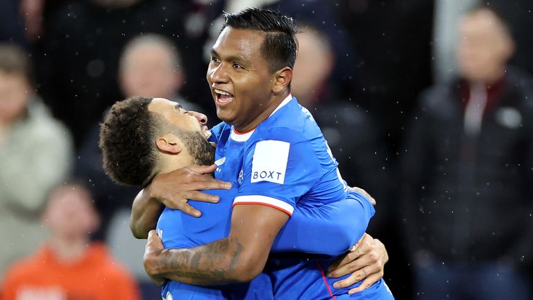 Alfredo Morelos celebra marcar el tercer gol de Rangers ante Hearts