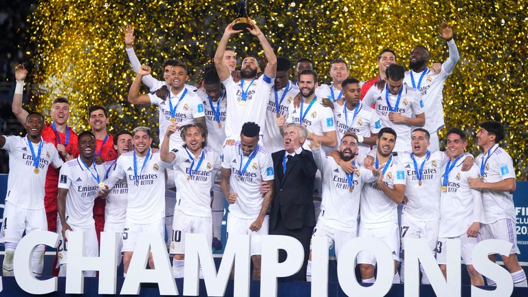 Los jugadores del Real Madrid celebran con el trofeo después de ganar el partido final de la Copa Mundial de Clubes de la FIFA contra el Al Hilal en el estadio Príncipe Moulay Abdellah en Rabat, Marruecos, el sábado 2 de febrero de 2019.  11 de febrero de 2023. El Real Madrid vence al Al Hilal por 5-3.  (Foto AP/Manu Fernández)