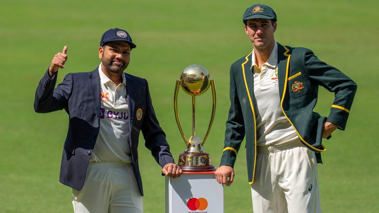 El capitán de India, Rohit Sharma, a la izquierda, y el capitán de Australia, Pat Cummins, posan con el Border...Gavaskar Trophy antes de su primer partido de prueba de cricket en Nagpur, India, el miércoles 8 de febrero de 2023. ( Foto AP/Rafiq Maqbool)