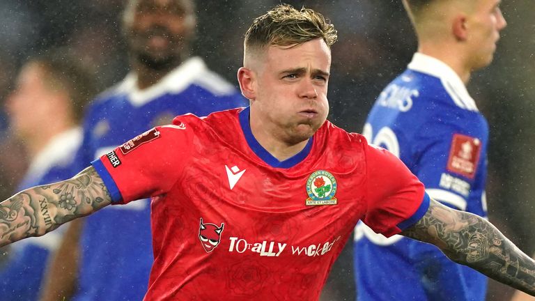 Sammie Szmodics celebra su gol en la victoria de la Copa FA del Blackburn en Leicester