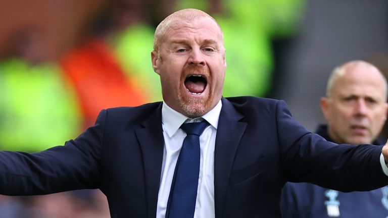 Sean Dyche encourages his players during Everton's clash with Arsenal