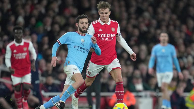 Silva jugó en un papel híbrido ligeramente profundo de lateral izquierdo y mediocampista central para el primer partido en los Emiratos.