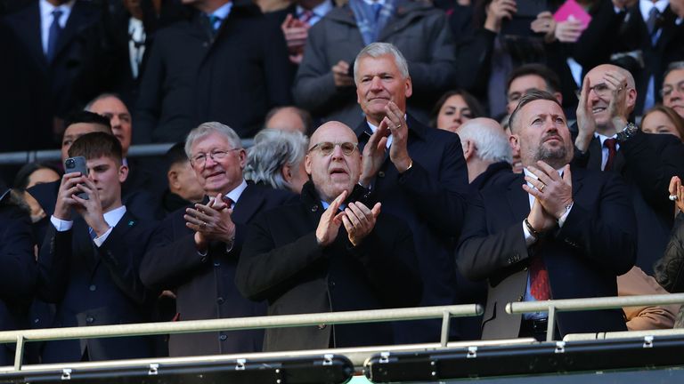 Avram Glazer (centro) se sienta junto a Sir Alex Ferguson en la final de la Copa Carabao en Wembley