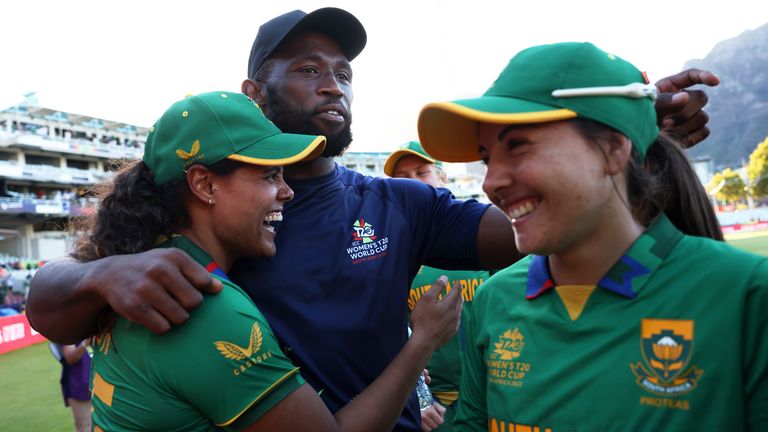 Siya Kolisi y el equipo de cricket femenino de Sudáfrica (Getty Images)