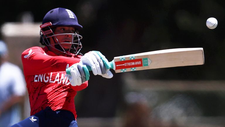 L'Anglaise Sophia Dunkley joue un tir contre la Nouvelle-Zélande lors d'un match d'échauffement de la Coupe du monde T20 féminine de l'ICC