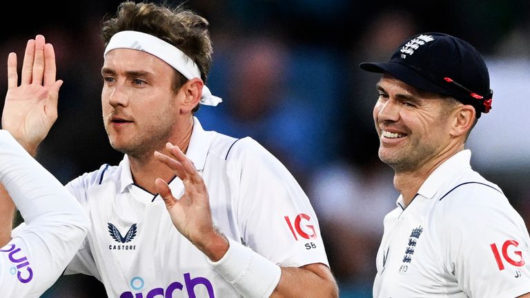 Stuart Broad de Inglaterra, segundo a la derecha, celebra con sus compañeros de equipo después de tomar el wicket de Devon Conway de Nueva Zelanda en el tercer día de su partido de prueba de cricket en Tauranga, Nueva Zelanda, el sábado 18 de febrero de 2023. (Andrew Cornaga/Photosport vía AP)