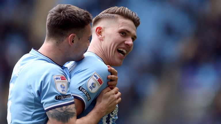 Viktor Gyokeres de Coventry City celebra marcar el segundo gol del partido de su equipo