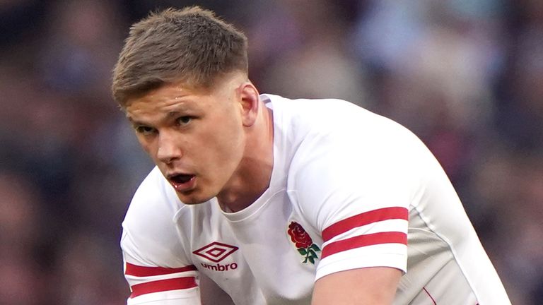 El inglés Owen Farrell se prepara para recibir un penalti durante el partido Guinness Six Nations en el Principality Stadium, Cardiff.  Imagen fecha: sábado 25 de febrero de 2023.