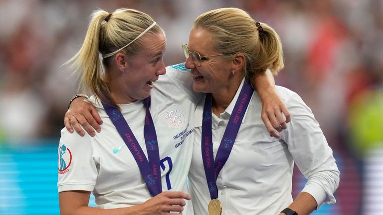 Beth Mead de Inglaterra celebra con la entrenadora de Inglaterra Sarina Wiegman después de ganar el último partido de fútbol de la Eurocopa 2022 femenina entre Inglaterra y Alemania en el estadio de Wembley en Londres, el domingo 31 de julio de 2022. Inglaterra ganó 2 -1.  (Foto AP/Alessandra Tarantino)