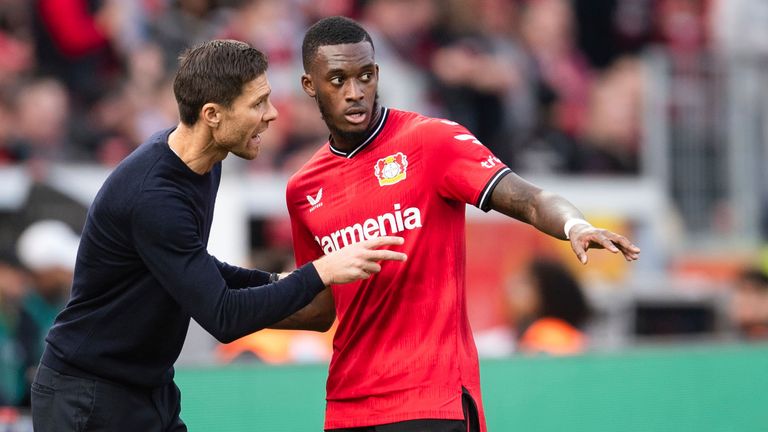 08 October 2022, North Rhine-Westphalia, Leverkusen: Soccer: Bundesliga, Bayer Leverkusen - FC Schalke 04, Matchday 9, BayArena. Leverkusen coach Xabi Alonso (l) gives Callum Hudson-Odoi instructions. 