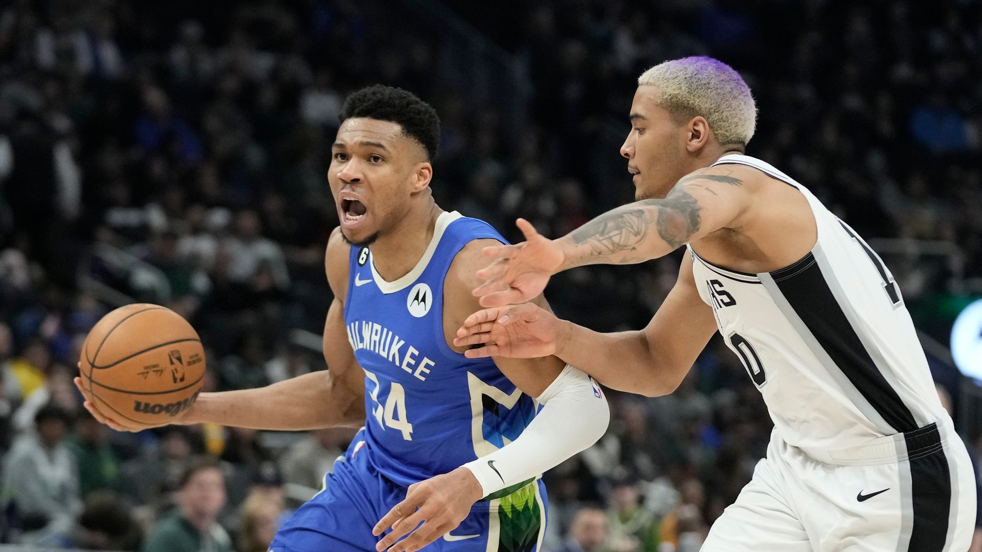 Giannis stars in Bucks win!