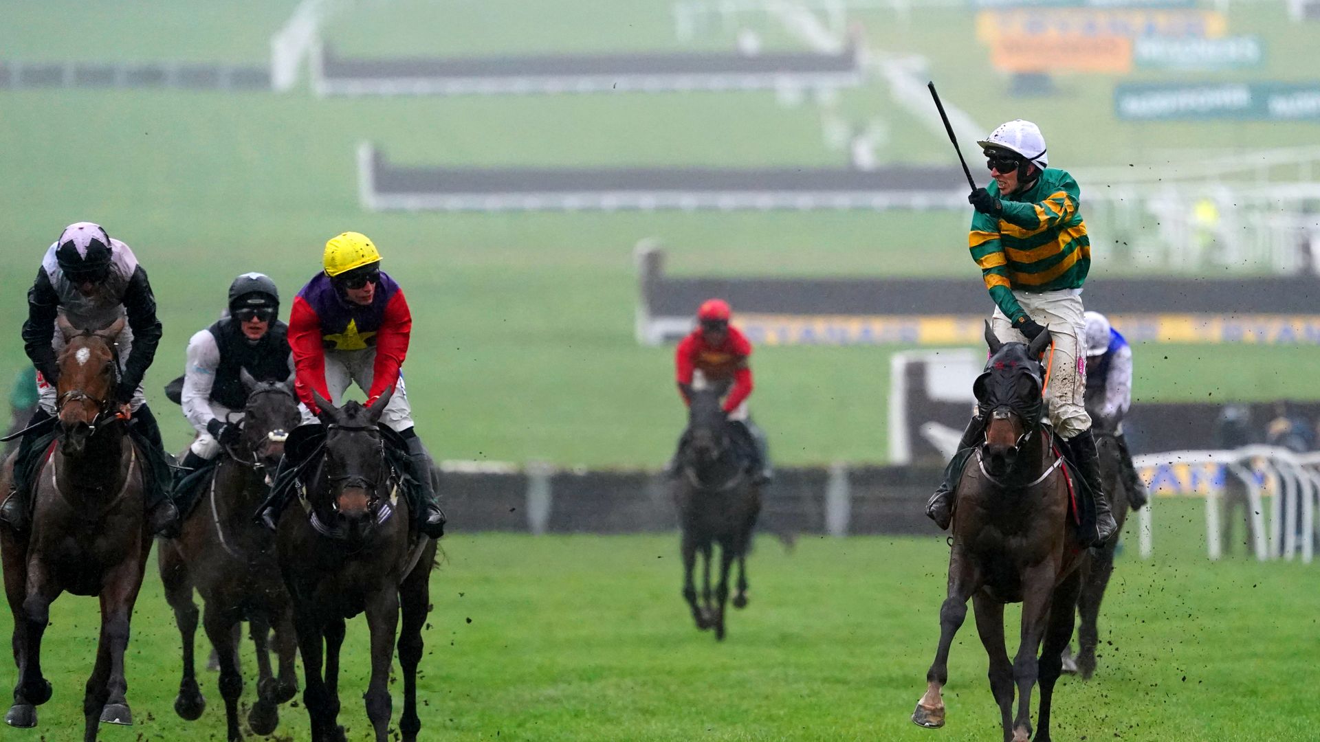 Sire Du Berlais causes a 33/1 shock in the Stayers' Hurdle