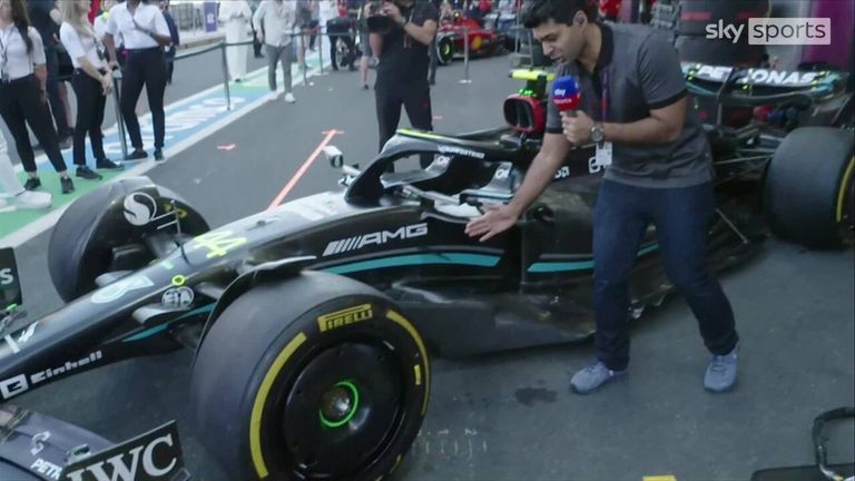 Karun Chandhok mira de cerca el Mercedes de Lewis Hamilton antes de la práctica en el GP de Arabia Saudita