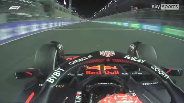Sergio Pérez cuestiona las instrucciones de ir más lento  que su compañero de equipo Verstappen durante las últimas vueltas del GP de Arabia Saudita
