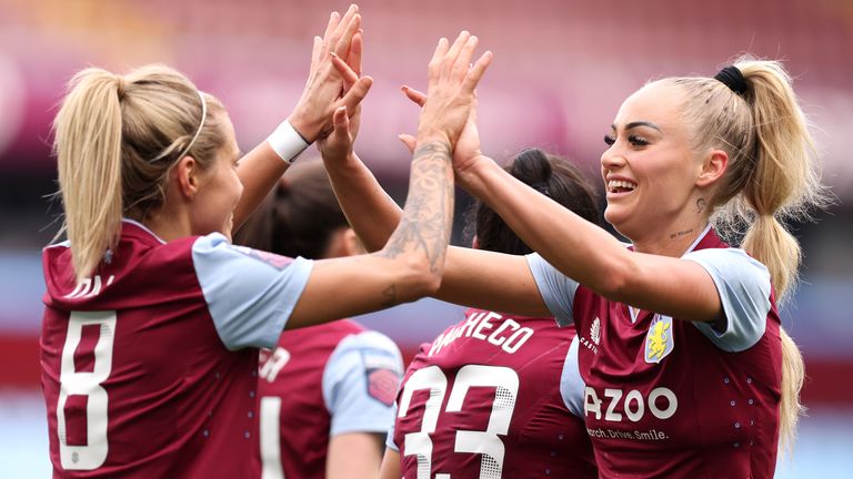 Alisha Lehmann y Rachel Daly del Aston Villa celebran su quinto gol