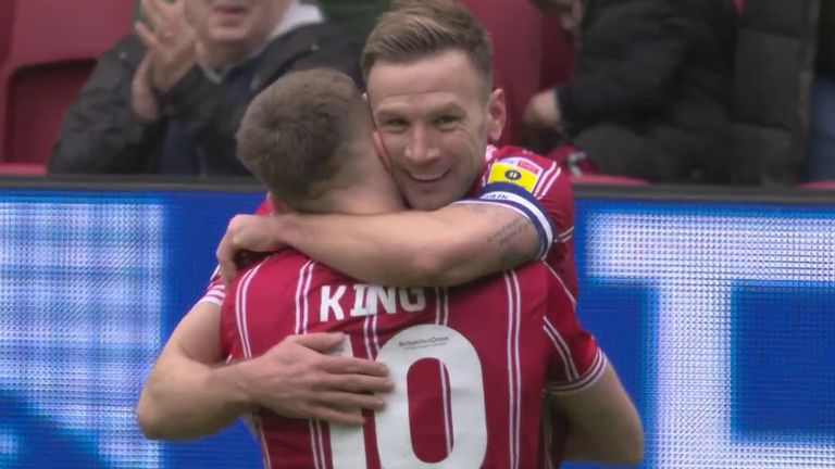 Andreas Weimann celebra tras darle la ventaja al Bristol City