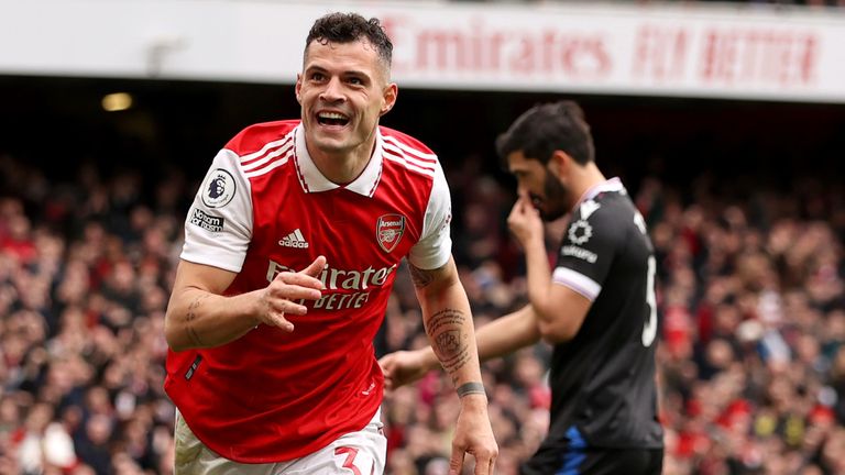 Granit Xhaka se aleja para celebrar después de poner al Arsenal 3-0 contra el Crystal Palace