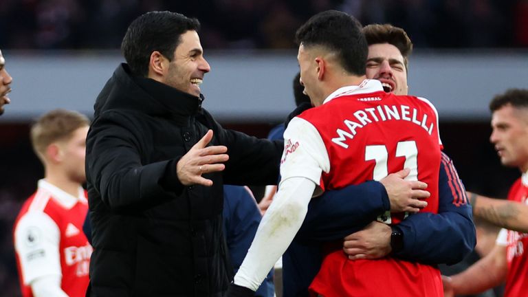 Mikel Arteta celebrates with his team after Arsenal&#39;s late win against Bournemouth