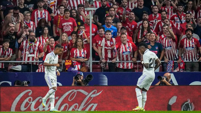 La afición del Atlético de Madrid expresó su enfado en el derbi