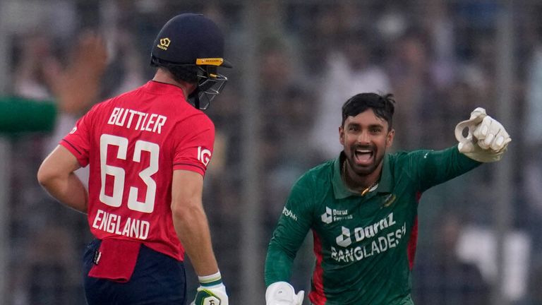 Bangladesh players celebrate the run out of Jos Buttler