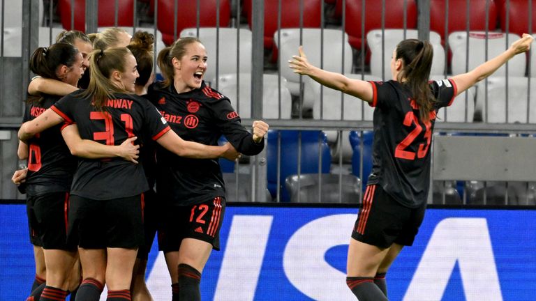 Los jugadores del Bayern de Múnich celebran el 1-0 ante el Arsenal en el partido de ida de los cuartos de final de la Liga de Campeones Femenina