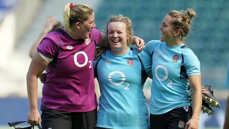 Bryony Cleall de Inglaterra (izquierda), Lark Davies (centro) y Natasha Hunt durante una sesión de entrenamiento abierta en el Estadio Twickenham