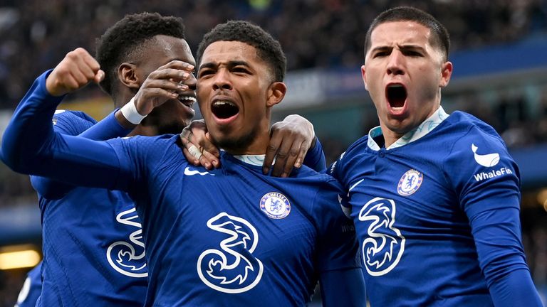 Wesley Fofana celebra tras darle la ventaja al Chelsea ante el Leeds