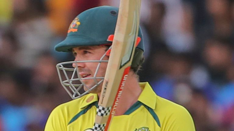 Mitchell Marsh (izquierda) y Travis Head de Australia compartieron una posición ininterrumpida del siglo en el segundo ODI contra India en Visakhapatnam (Associated Press)