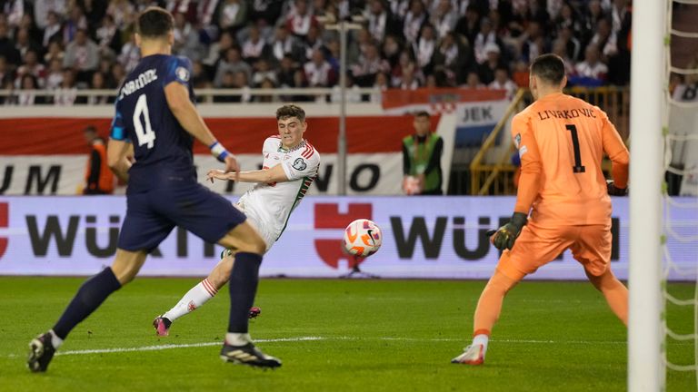 Pays de Galles'  Daniel James, au centre, tente un but lors du match de football de qualification du groupe D de l'Euro 2024 entre la Croatie et le Pays de Galles au stade Poljud de Split, en Croatie, le samedi 25 mars 2023. (AP Photo/Darko Bandic)