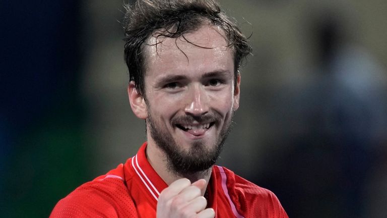 Daniil Medvedev reacciona después de anotar un punto contra el serbio Novak Djokovic durante su partido de semifinales del Dubai Duty Free Tennis Championships en Dubái, Emiratos Árabes Unidos, el viernes 2 de marzo de 2023. (Foto AP/Kamran Jebreili)