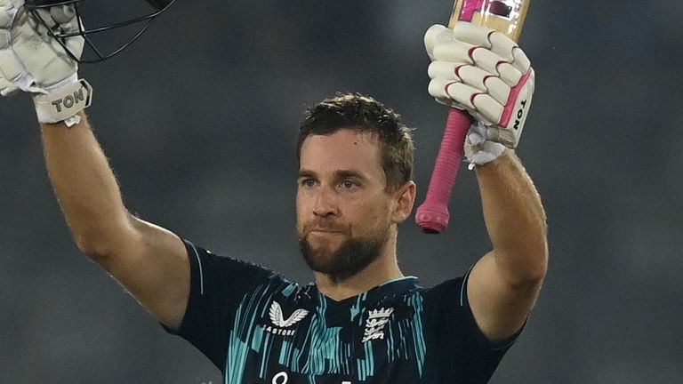 Dawid Malan merayakan kemenangan seratus pertandingannya untuk Inggris di ODI pertama melawan Bangladesh di Mirpur