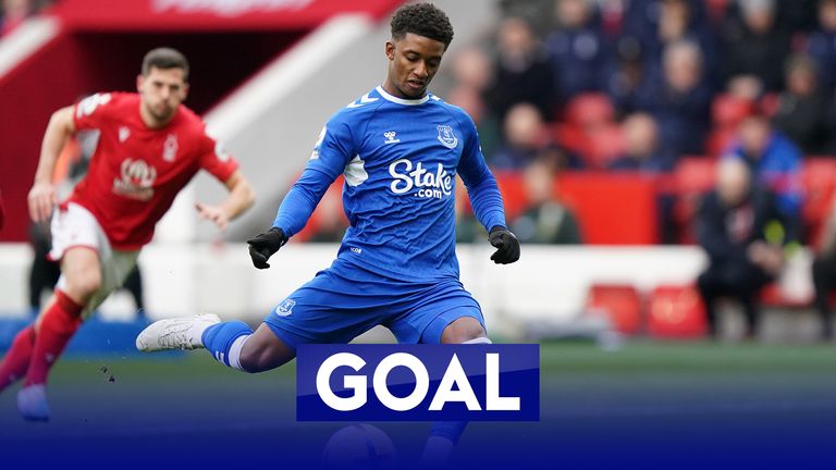 Demarai Gray Converts Early Penalty To Give Everton Lead Against Nottingham Forest Video 