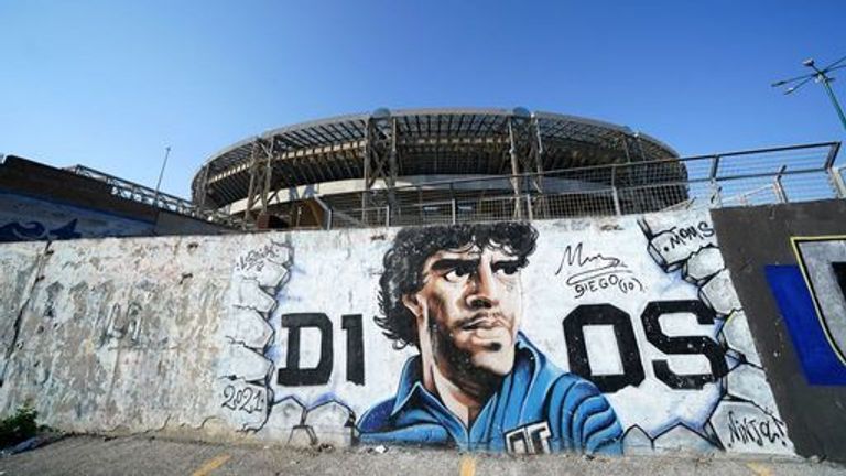 Un mural de Diego Maradona fuera del Stadio Diego Armando Maradona