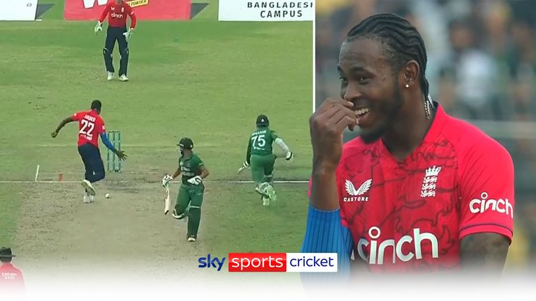 Jofra Archer kicks the ball to try to run out Shakib Al Hasan, but misses the stumps from a couple of yards away!