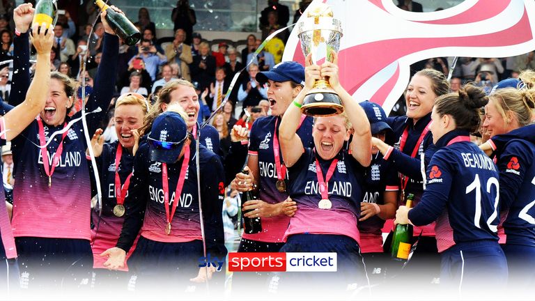 Para pemain Inggris merayakan dengan trofi setelah memenangkan ICC Women's World Cup 2017