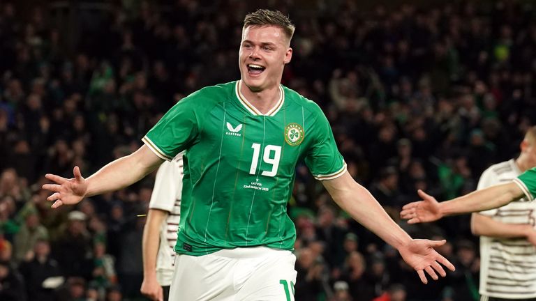 Evan Ferguson de la República de Irlanda celebra marcar el segundo gol de su equipo contra Letonia