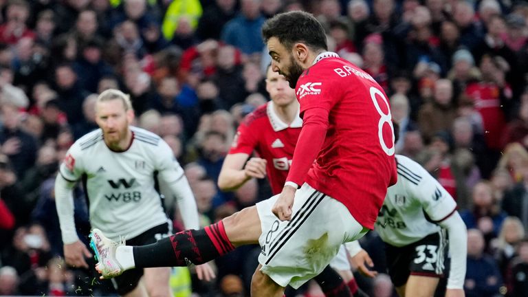 Bruno Fernandes scores Manchester United's equaliser from the penalty spot