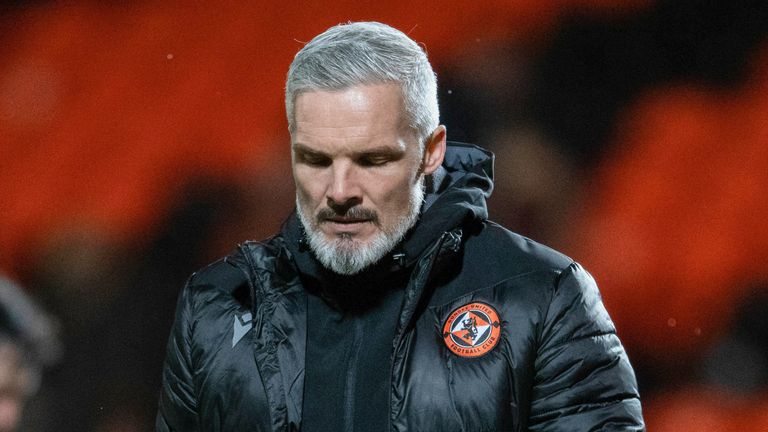 DUNDEE, ESCOCIA - 04 DE MARZO: El gerente de Dundee United, Jim Goodwin, parece abatido a tiempo completo durante un partido de cinch de la Premiership entre Dundee United y Aberdeen en Tannadice Park el 04 de marzo de 2023 en Dundee, Escocia.  (Foto por Mark Scates/Grupo SNS)