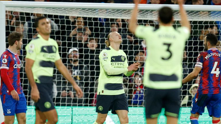 Erling Haaland, centro del Manchester City, reacciona después de perder una oportunidad de anotar durante el partido de fútbol de la Liga Premier inglesa entre el Crystal Palace y el Manchester City en el estadio Selhurst Park, en Londres, el sábado 11 de marzo de 2023. (Foto AP/David Acantilado)