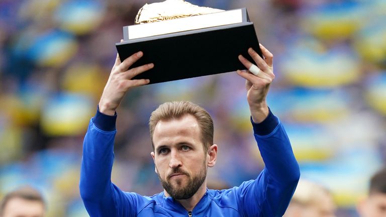 Harry Kane sostiene una bota de oro que le fue otorgada por convertirse en el máximo goleador histórico de Inglaterra